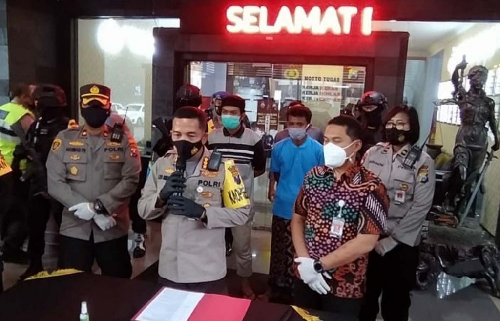 Dua pemukul petugas pemulasaran jenazah saat diamankan di Mapolresta Malang Kota