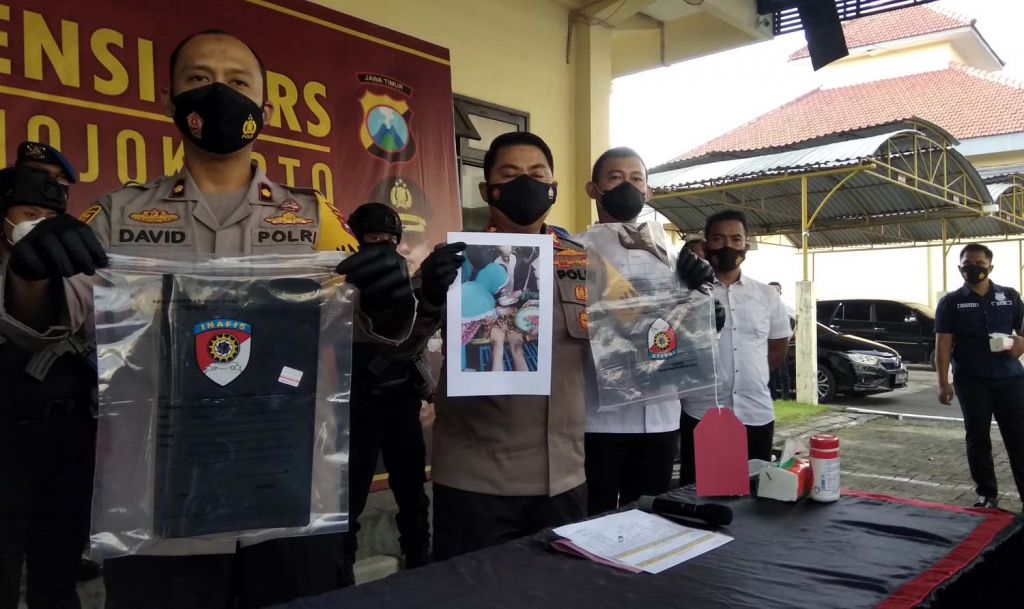 Tersangka dan barang bukti dipamerkan di Mapolres Mojokerto