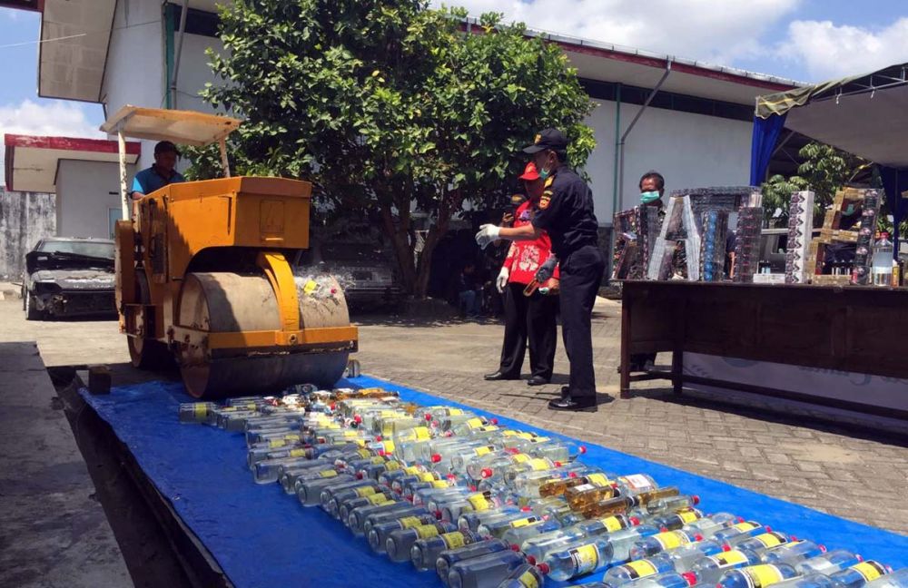 Botol-botol miras dan liquid vape dimusnahkan dengan alat berat