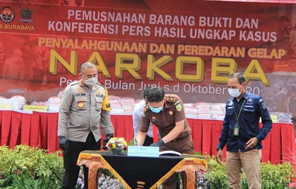 Pemusnahan barang bukti narkoba di Mapolrestabes Surabaya pada 26 Oktober 2020