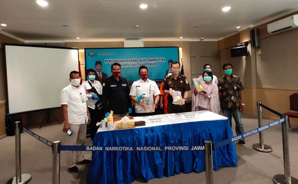 BNNP Jatim menunjukkan tersangka dan barang bukti ganja yang akan dimusnahkkan