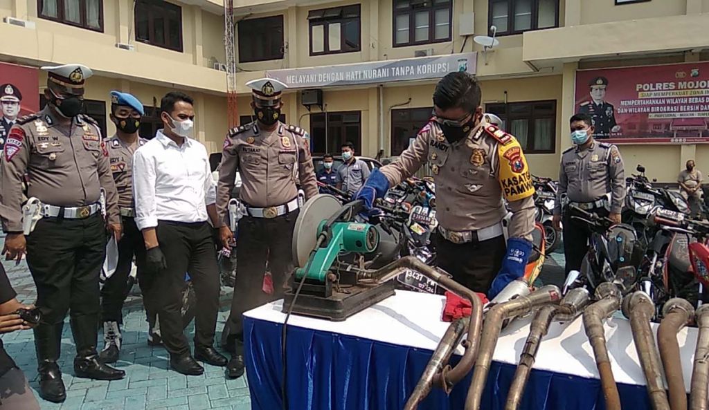 Kasatlantas Polres Mojokerto, AKP Randy Asdar memotong knalpot brong