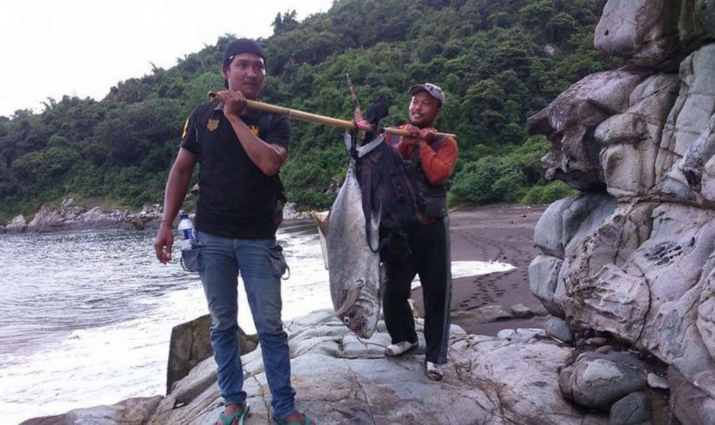 Jono dan temannya saat memancing di Batu Gumuk Parang Semar