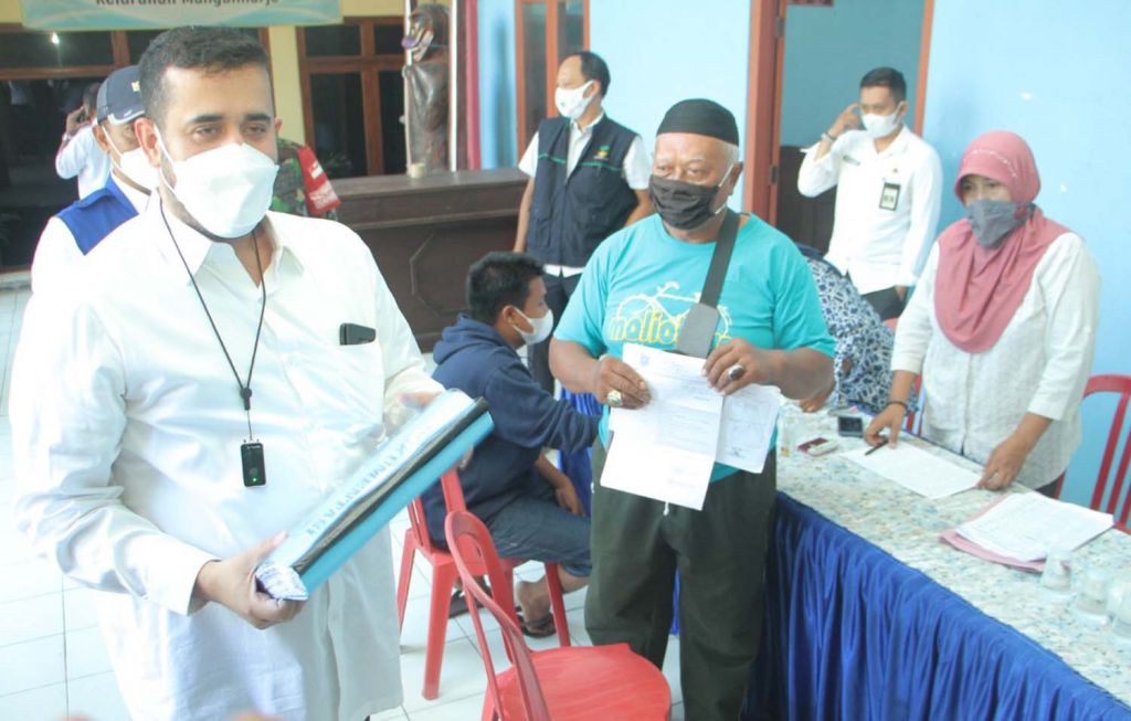 Wali Kota Probolinggo Hadi Zainal Abidin saat meninjau pencairan bansos PPKM Darurat di Kelurahan Mangunharjo, Kecamatan Mayangan
