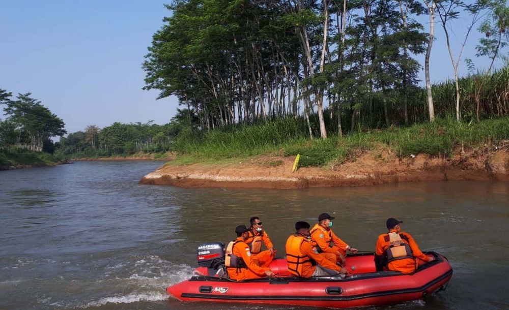 Tim SAR menyisir Sungai Brantas Desa Mojoagung, Tulungagung untuk mencari remaja yang dilaporkan hilang tenggelam