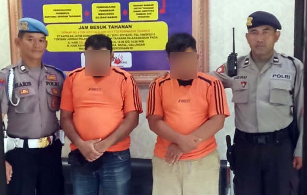 Dua pria asal Surabaya pencuri HP pemandu lagu di Tretes diamankan di Mapolsek Prigen, Polres Pasuruan