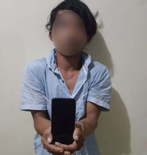 Pelaku dan HP yang dicurinya diamankan di Mapolsek Tandes, Surabaya