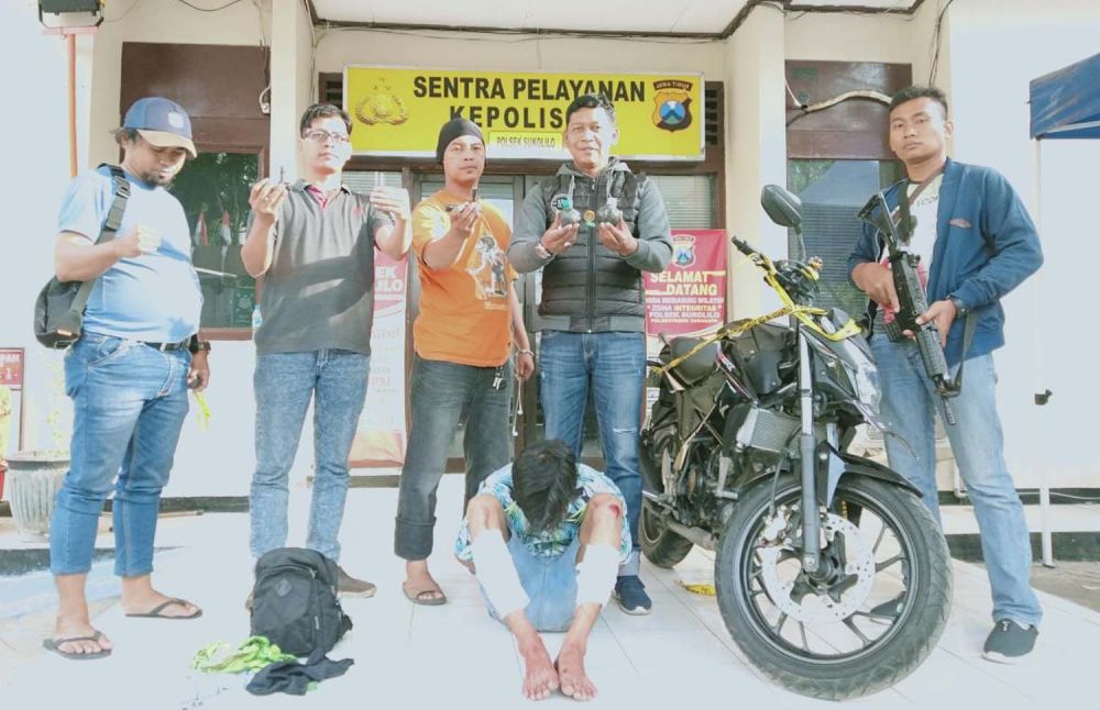 Kanit Reskrim Polsek Sukolilo Iptu Zainul Abidin bersama anggotanya menunjukkan satu pelaku dan barang bukti