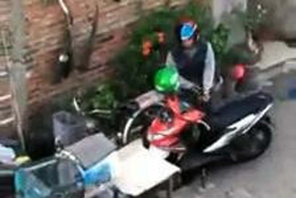 Penampakan pencuri yang direkam emak-emak 