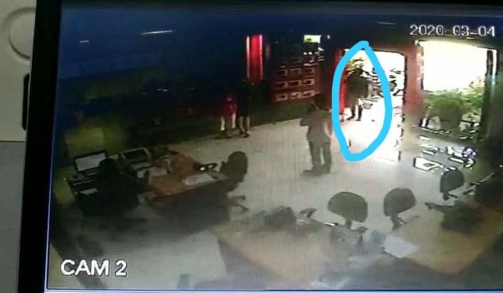 Tangkapan layar video rekaman CCTV pencurian HP oleh driver ojek online di Surabaya