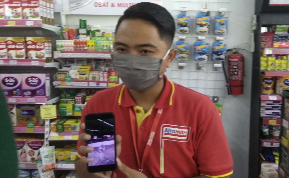 Salah satu aksi pencurian motor di Mojokerto terekam CCTV