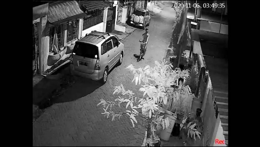 Tangkapan layar video rekaman CCTV pencuri sepeda legendaris di Surabaya