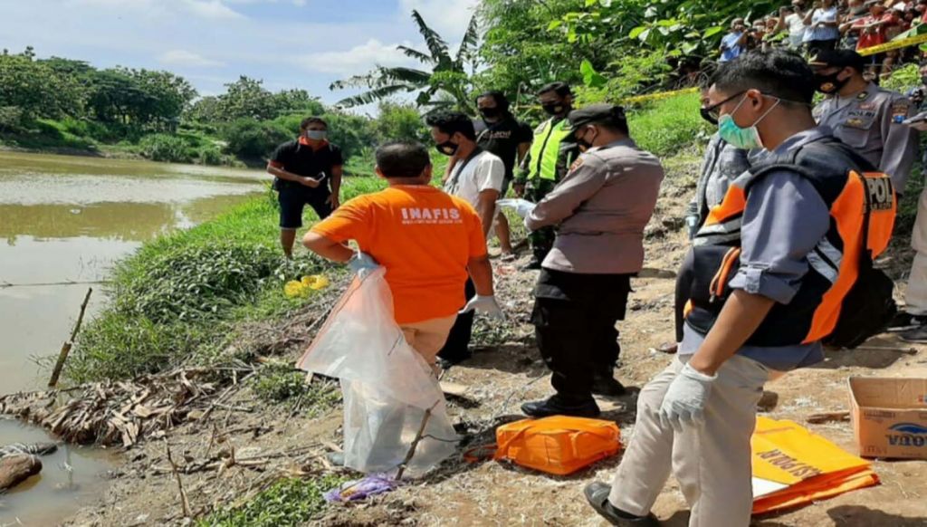 Sejumlah polisi melakukan identifikasi penemuan mayat bayi perempuan di Madiun