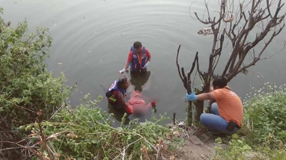 Tim Inafis Polres Mojokerto Kota mengevakuasi mayat perempuan yang ditemukan di Sungai Prajurit Kulon