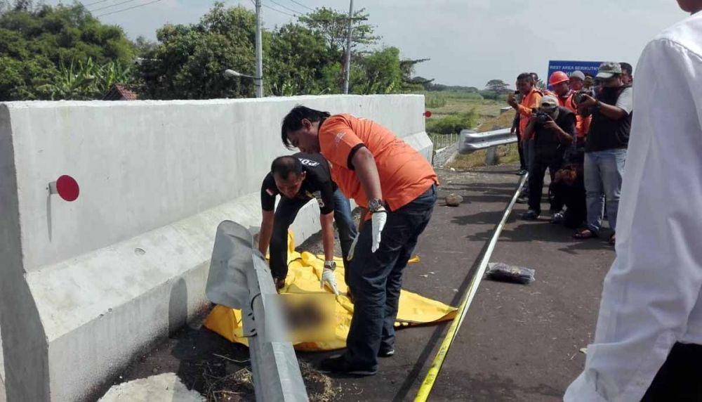 Tim Inafis Polres Jombang mengevakuasi potongan kaki kanan manusia yang ditemukan di Tol Jombang