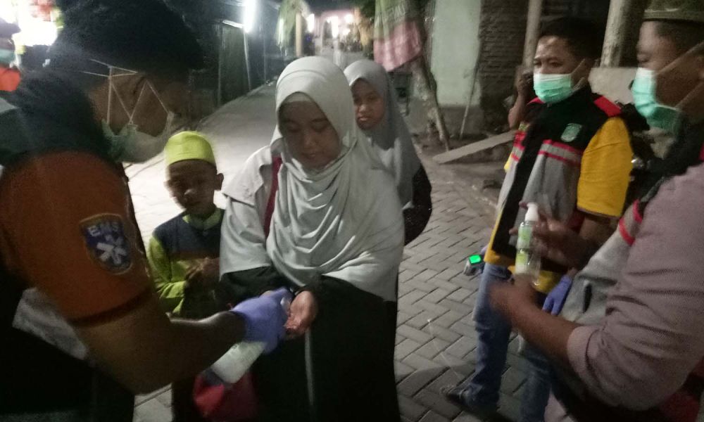 Jemaah yang datang diberi hand sanitizer