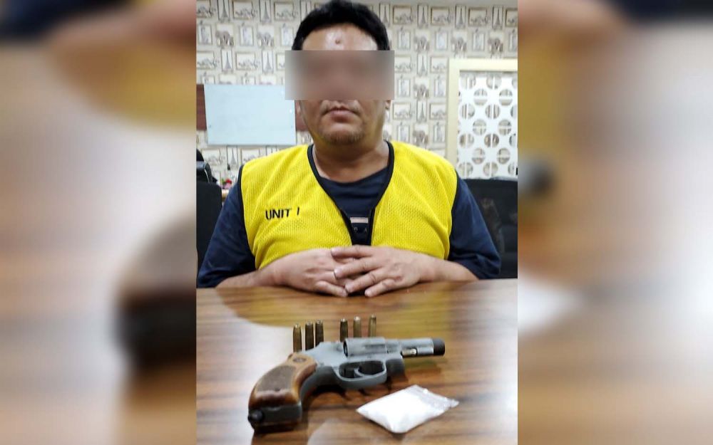 Tersangka Yong Lie dan barang bukti sabu 15 gram serta air soft gun diamankan Penyidik Unit I Satresnarkoba Polrestabes Surabaya
