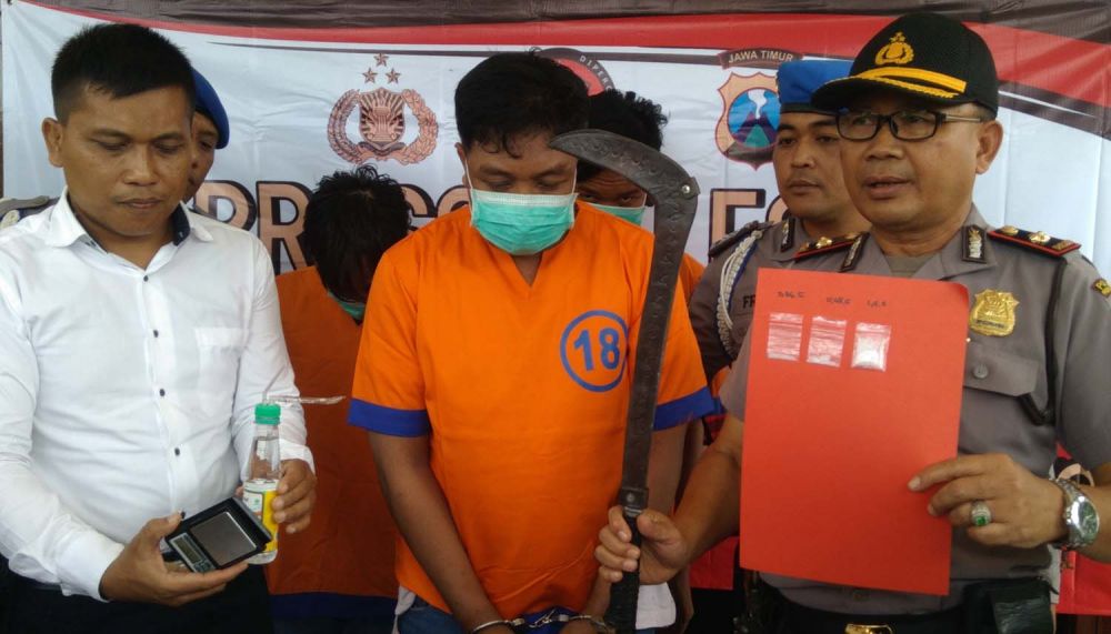 Kapolsek Wonoasih Kompol Khuzaini (kanan), menunjukkan barang bukti narkoba dan pengedarnya