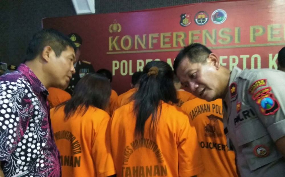 Wakapolres Mojokerto Kota Kompol Hanis Subiyono (kanan) menginterogasi dua perempuan yang ditangkap atas kasus narkoba