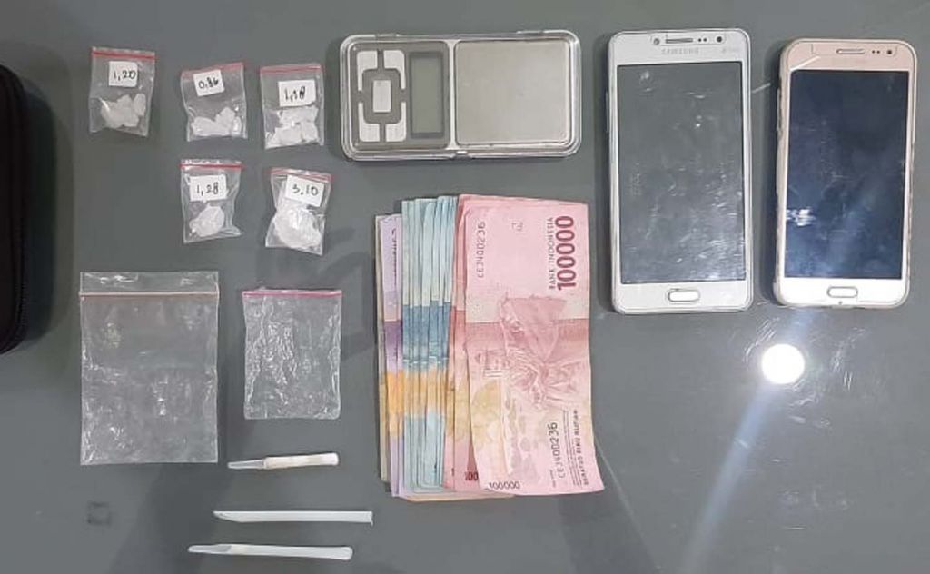 Barang bukti disita dari pria-wanita yang bersekongkol edarkan sabu di Surabaya