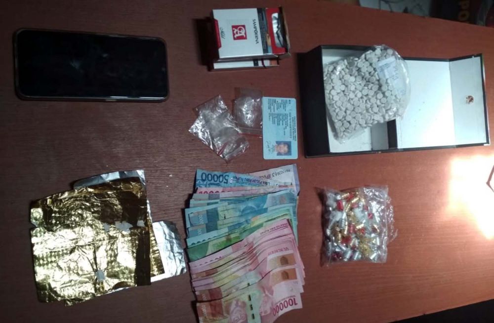 Barang bukti yang disita dari rumah pengedar pil koplo di Malang