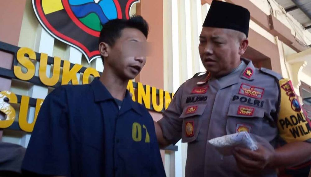 Ling Fat (kiri) diinterogasi Kapolsek Sukomanunggal, Surabaya, Kompol Muljono