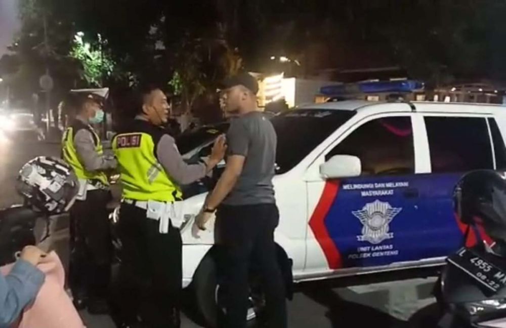 Aksi pengemudi mobil (bertopi) yang terus mendebat anggota Unit Lantas Polsek Genteng saat hendak ditilang di samping Grand City Mall Surabaya