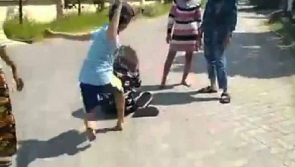 Tangkapan layar video pengeroyokan remaja perempuan di Surabaya yang beredar