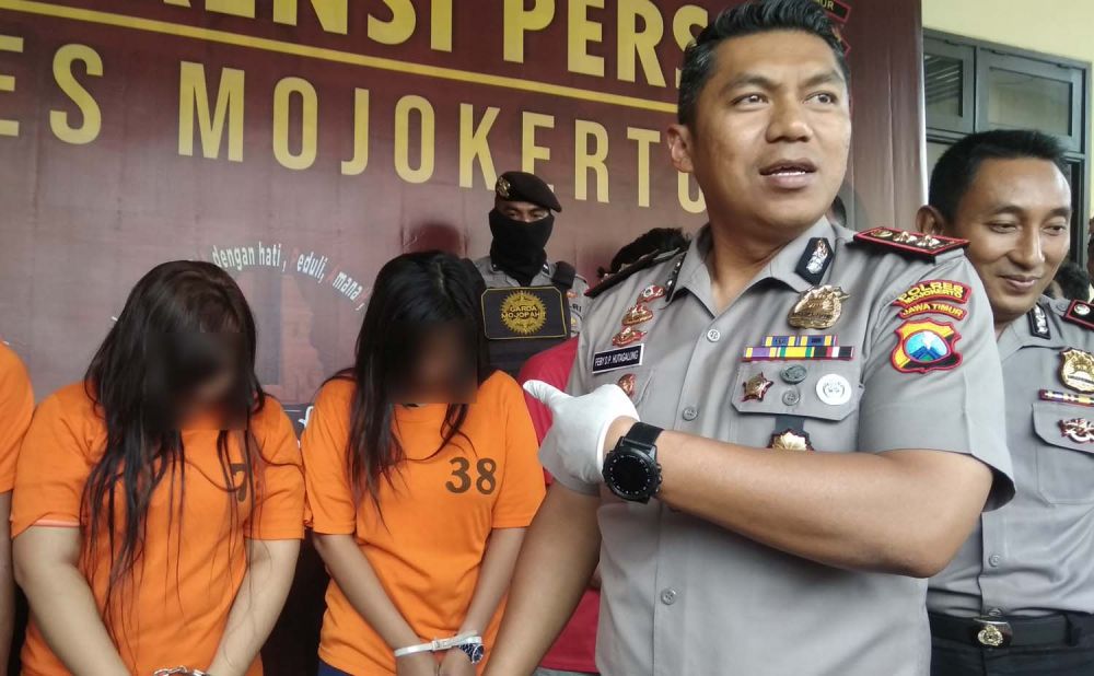 Kapolres Mojokerto AKBP Feby Hutagalung menunjukkan salah satu cewek yang terlibat dalam skenario pengeroyokan