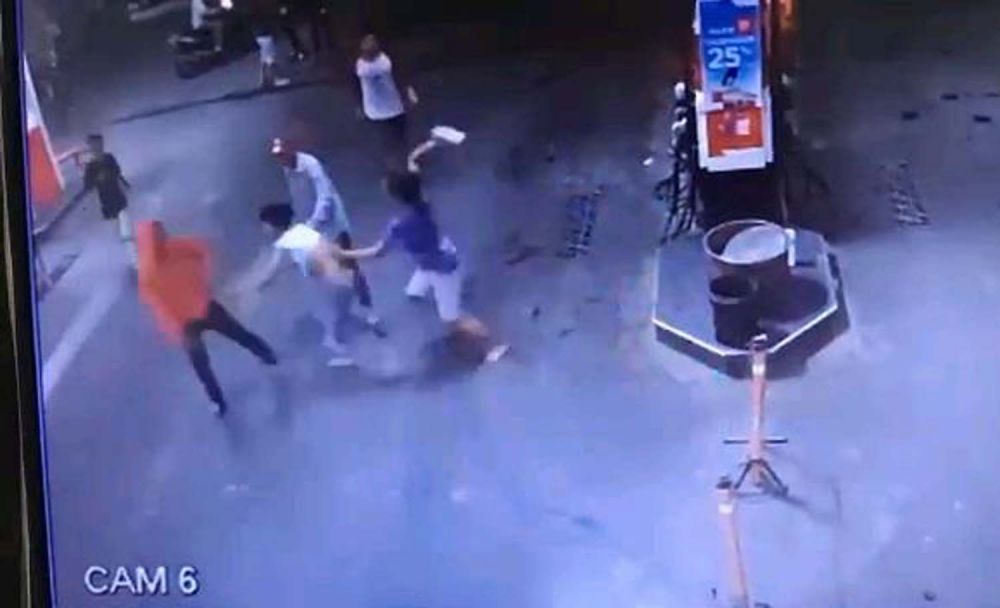 Tangkapan layar video rekaman CCTV pengeroyokan