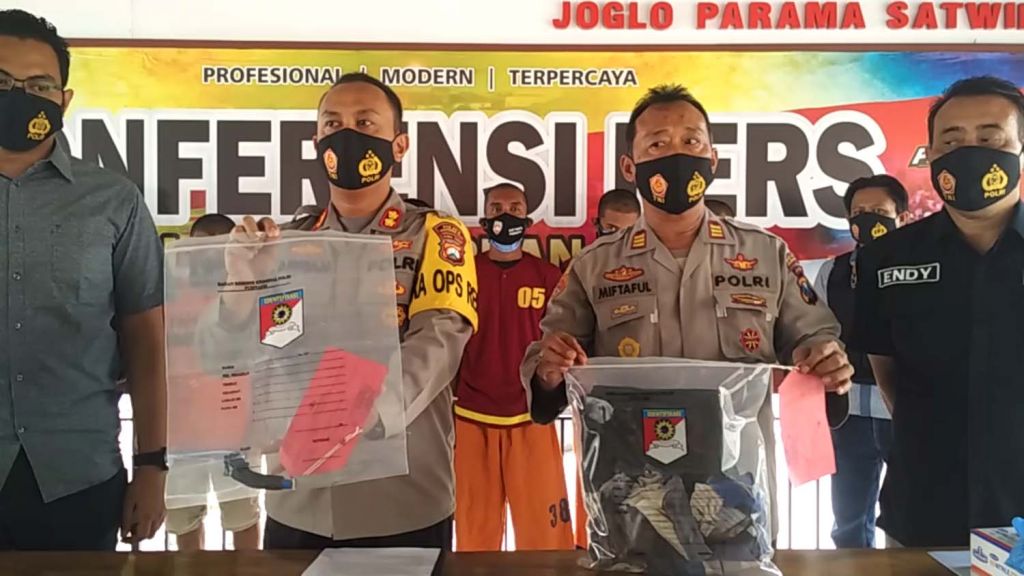 Kapolres Pasuruan Kota AKBP Arman menunjukkan barang bukti dan para tersangka