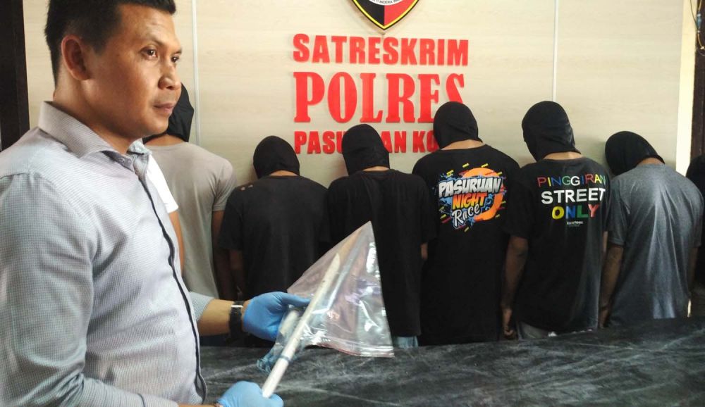 Kasat Reskrim Polres Pasuruan Kota AKP Slamet Santoso membeber para tersangka dan alat pengeroyokan