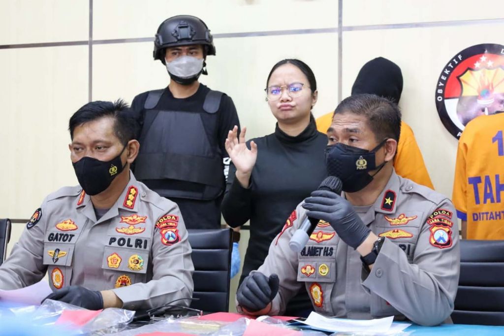 Wakapolda Jatim, Brigjen Pol Slamet Hadi Supraptoyo (kanan) memimpin pers rilis kasus penggelapan emas senilai Rp 8 miliar