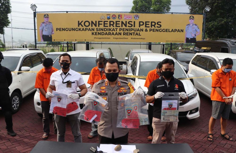 Kapolres Trenggalek AKBP Jean Calvijn dan Kasatreskrim Iptu Bima Sakti membeberkan tersangka dan barang bukti