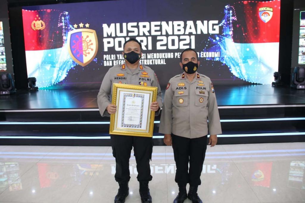 Kapolres Malang AKBP Hendri Umar (kiri) usai menerima penghargaan dari Kapolri