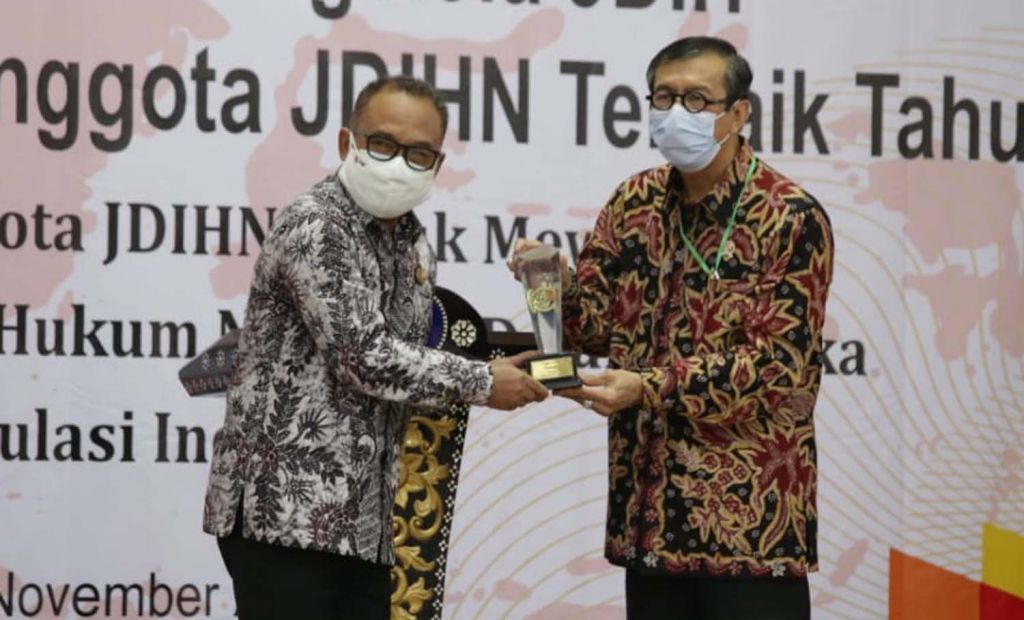 Menteri Hukum dan HAM Yasonna Laoly memberikan penghargaan kepada Sekretaris Daerah Kabupaten Banyuwangi Mujiono di Jakarta