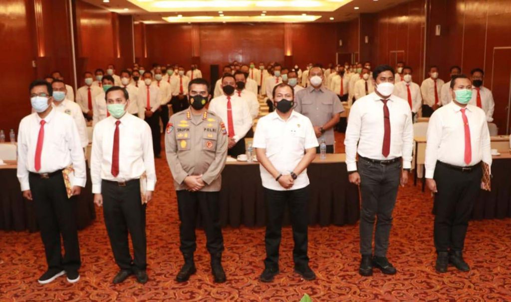 Personel Satresnarkoba Polrestabes Surabaya saat menerima penghargaan dari Ditresnarkoba Polda Jatim