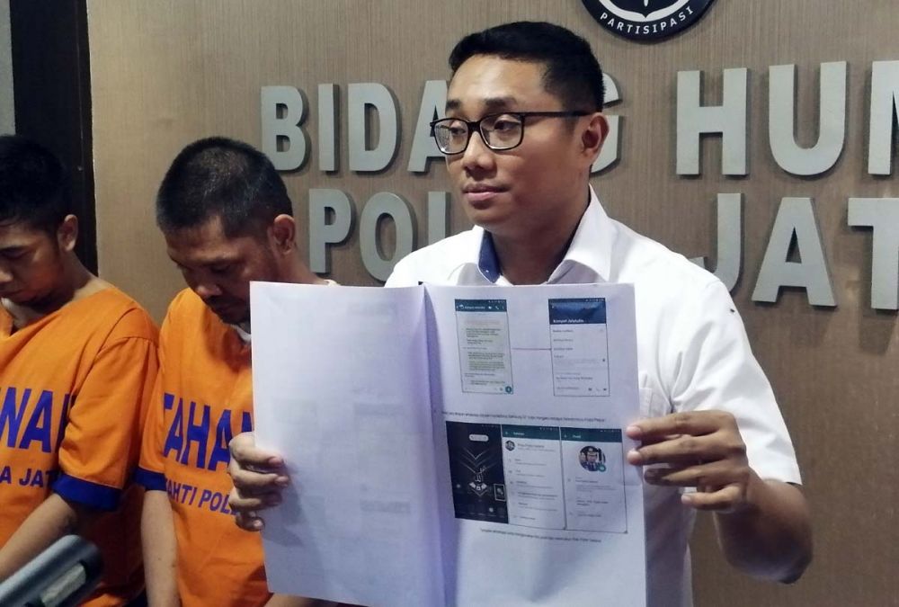 AKP Harianto menunjukkan bukti penipuan dan kedua penipu yang mencatut nama AKBP Arman Asmara