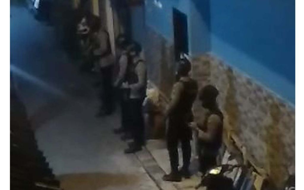 Sejumlah polisi menjaga penggeledahan rumah terduga teroris di Tambak Deres Gang 2, Kenjeran, Surabaya