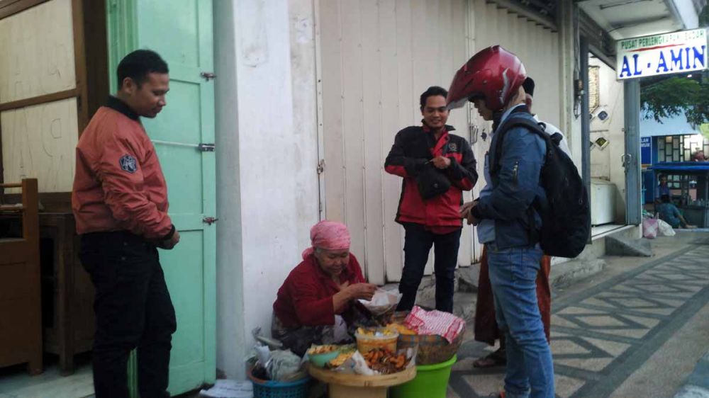 Suriyah menjalani aktivitasnya sebagai penjual nasi jagung di Kota Pasuruan