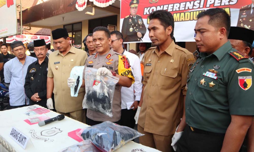 Kapolres Madiun Kota AKBP Nasrun Pasaribu bersama forkompimda merilis kasus kasus penusukan