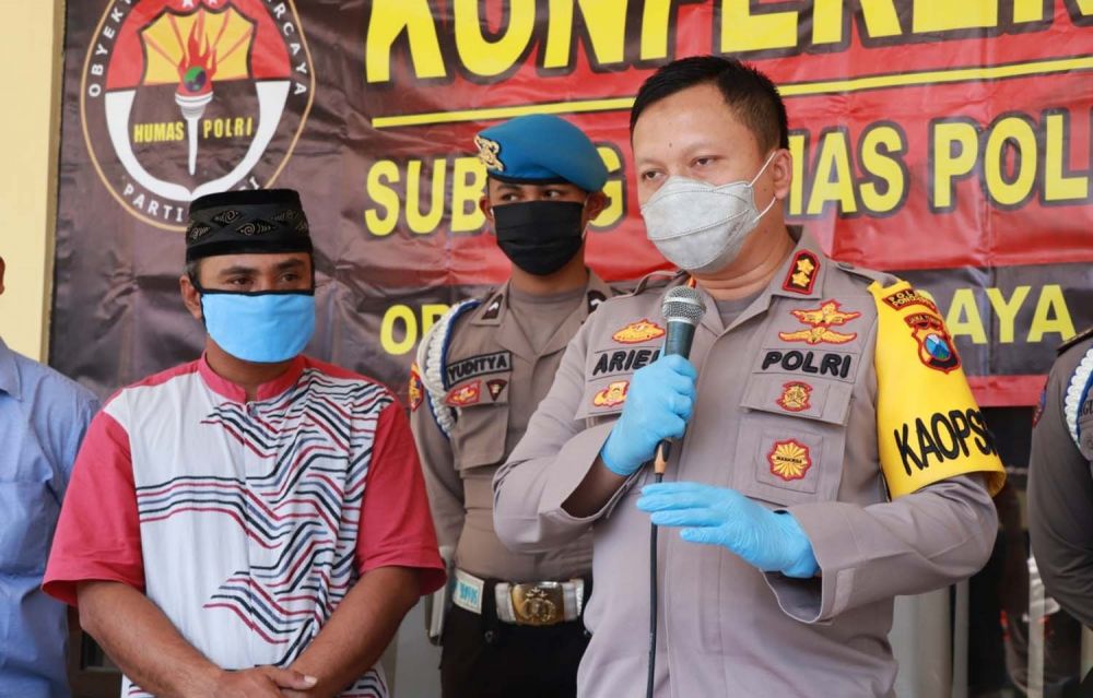 Kapolres Ponorogo AKBP Arief Fitrianto bersama penyebar hoaks pasien Covid-19 meninggal dunia (kiri)