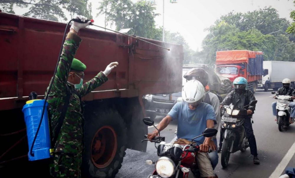 Penyemprotan disinfektan di kawasan Segoromadu yang menjadi perbatasan Kota Gresik-Surabaya