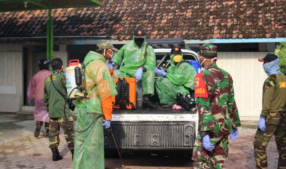 Warga NU di Kecamatan Jenangan, Kabupaten Ponorogo melakukan penyemprotan disinfektan mandiri