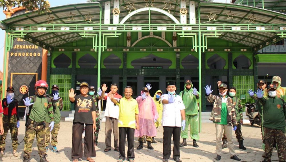 Warga NU di Kecamatan Jenangan, Kabupaten Ponorogo melakukan penyemprotan disinfektan mandiri