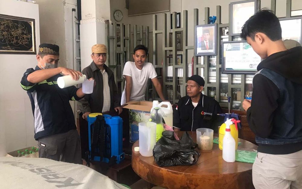 Aksi penyemprotan disinfektan Gerakan Masyarakat Mandiri Cegah Covid-19 di Tambak Bening, Surabaya