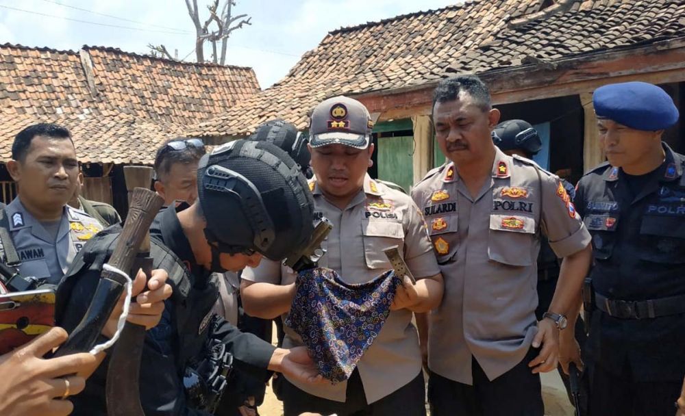 Kapolres Sampang AKBP Didit Bambang Wibowo Saputro memeriksa senpi yang ditemukan saat sweeping antisipasi kerusuhan dalam pilkades serentak (Foto: Istimewa)