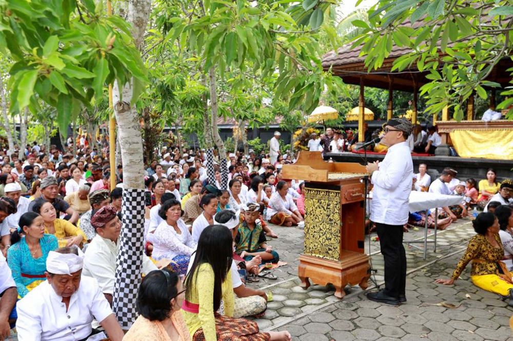Bupati Banyuwangi Abdullah Azwar Anas menghadiri perayaan Hari Raya Kuningan di Pura Agung Blambangan, Kecamatan Muncar