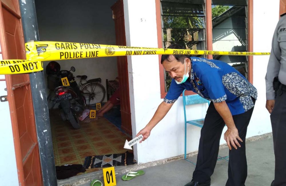 Tim Inafis Polres Tulungagung melakukan identifikasi di kamar kos, tempat perempuan ditemukan tewas