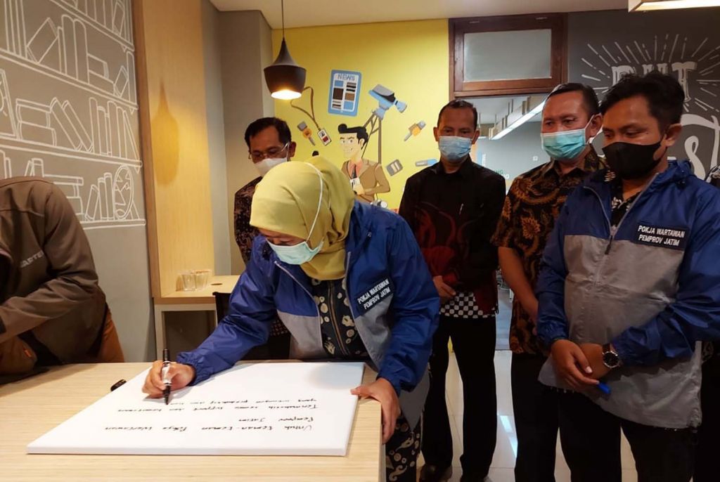 Gubernur Jawa Timur Khofifah Indar Parawansa saat meresmikan pressroom di Gedung Negara Grahadi